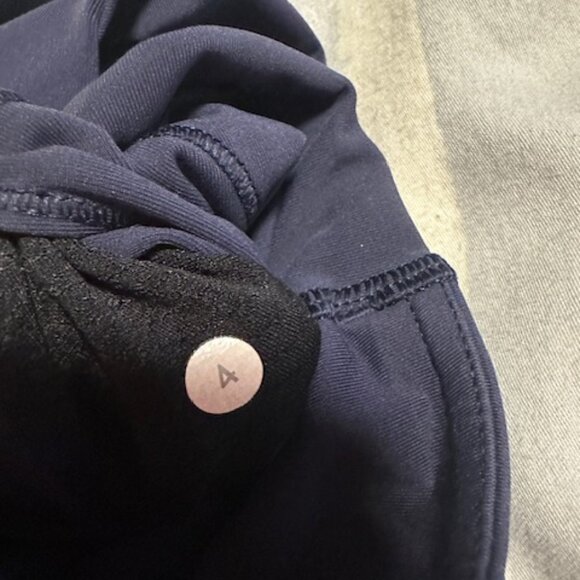 Lululemon Size 4 Navy blue cropped leggings - Picture 2 of 3